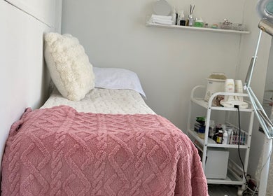 Noella Mobile Spa treatment room in Cape Town, Western Cape, ZA with cozy bed and soft pink blanket.