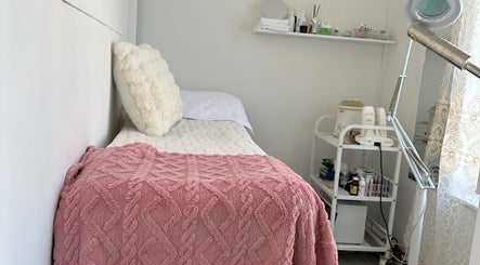 Noella Mobile Spa treatment room in Cape Town, Western Cape, ZA with cozy bed and soft pink blanket.