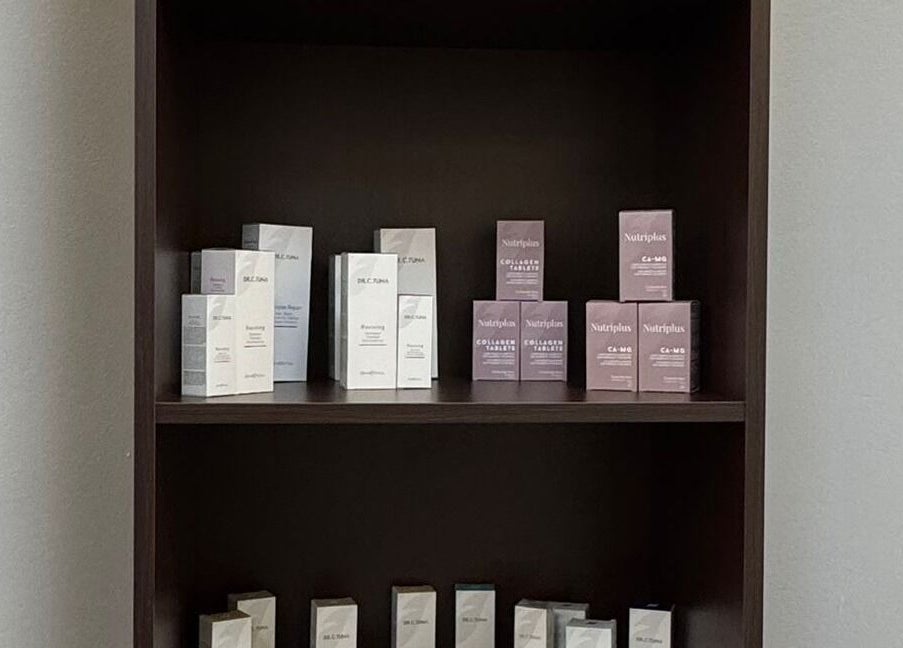 Productos de belleza en estante en Milans Beauty, La Línea De La Concepción, Andalucía, ES.