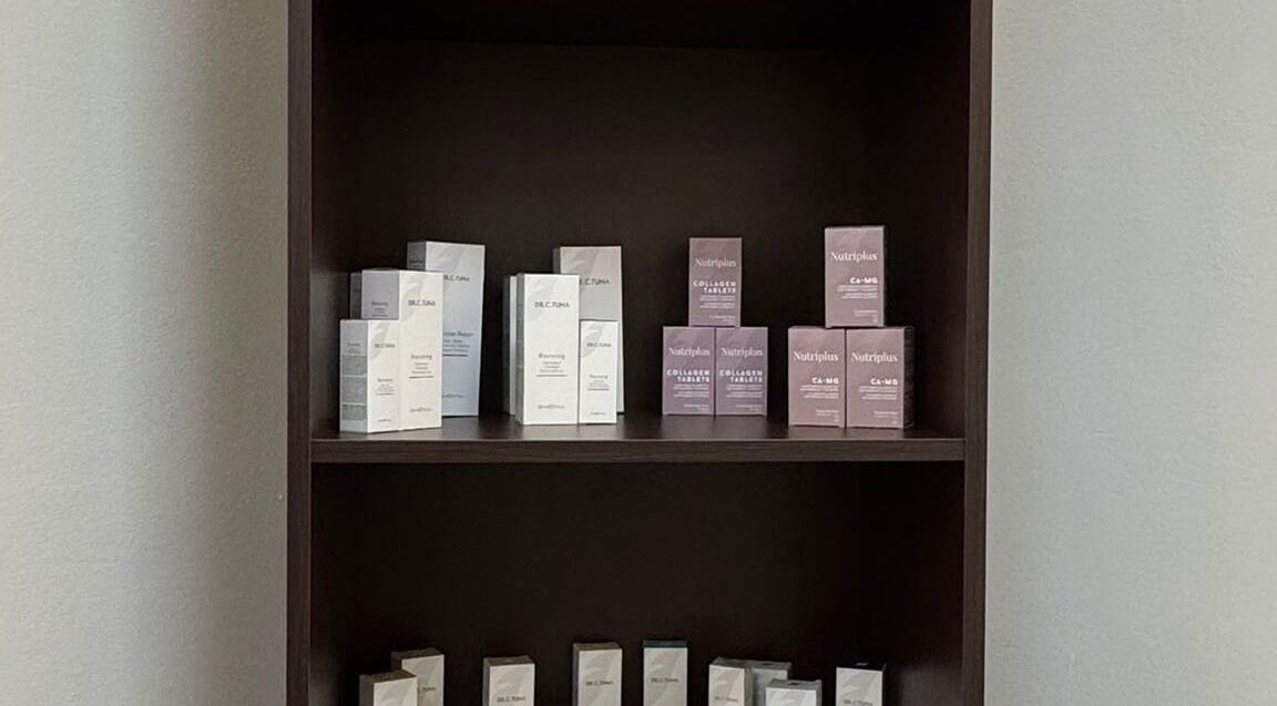 Productos de belleza en estante en Milans Beauty, La Línea De La Concepción, Andalucía, ES.