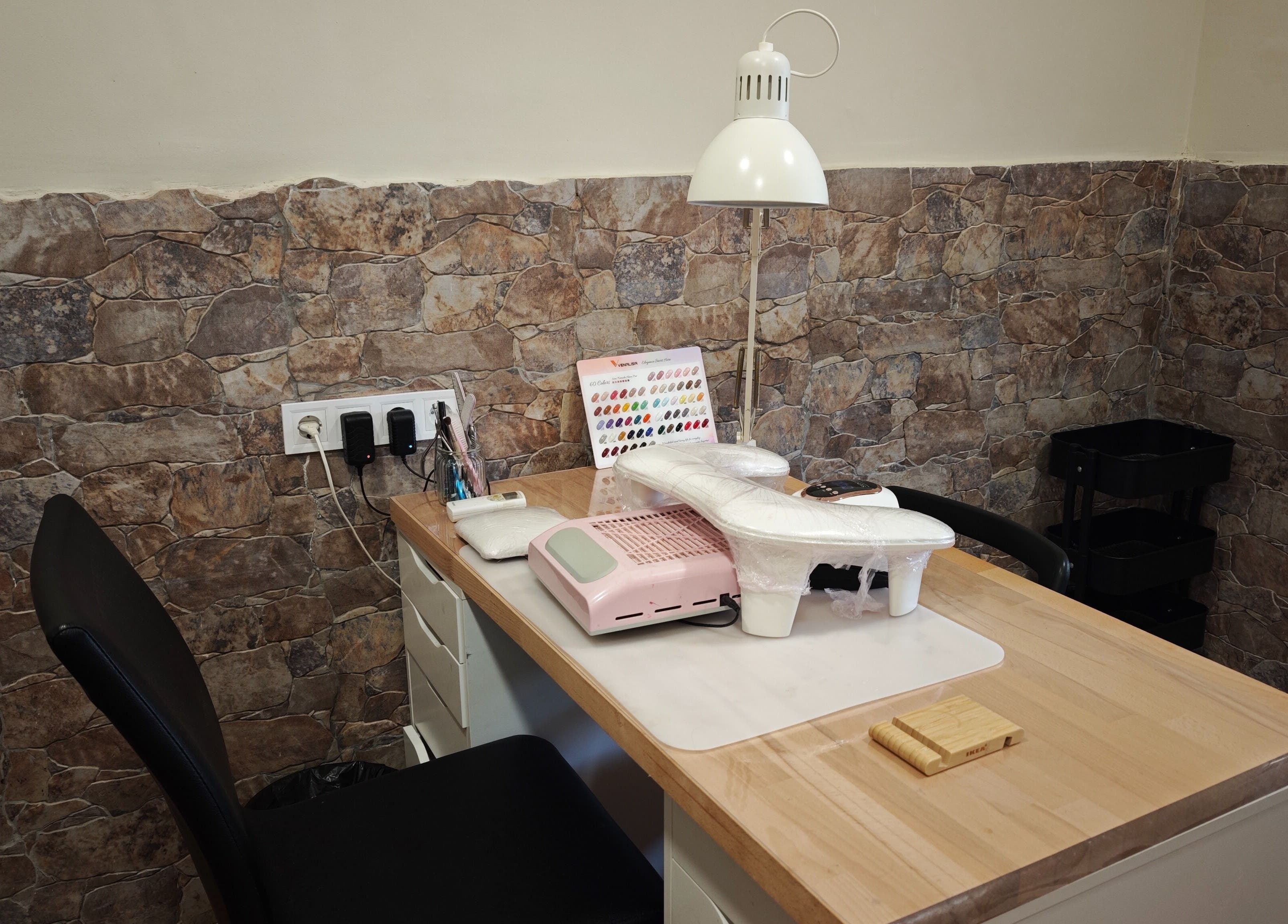 Estación de manicura en Milans Beauty, La Línea De La Concepción, Andalucía, ES. Elegante y equipada.