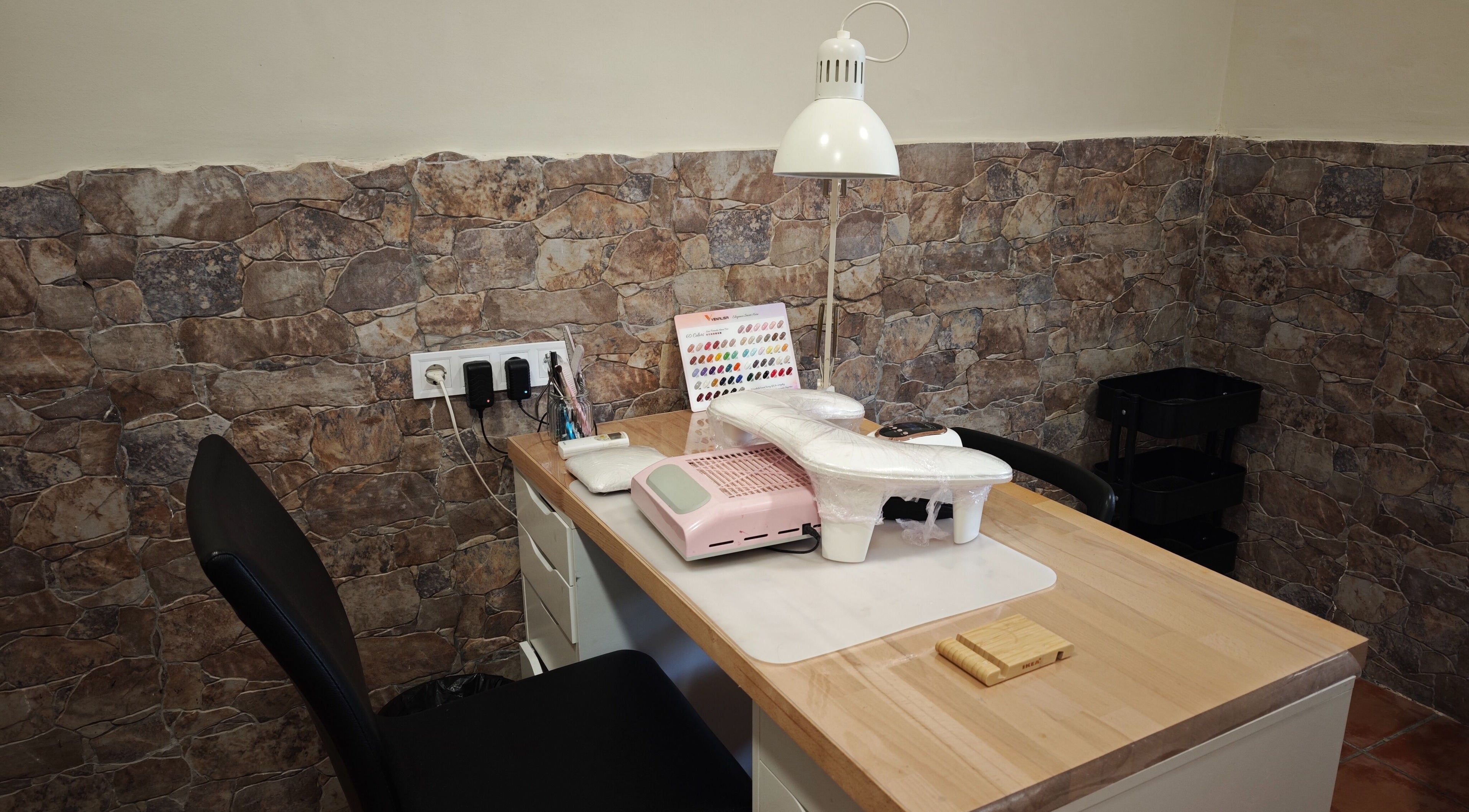 Estación de manicura en Milans Beauty, La Línea De La Concepción, Andalucía, ES. Elegante y equipada.