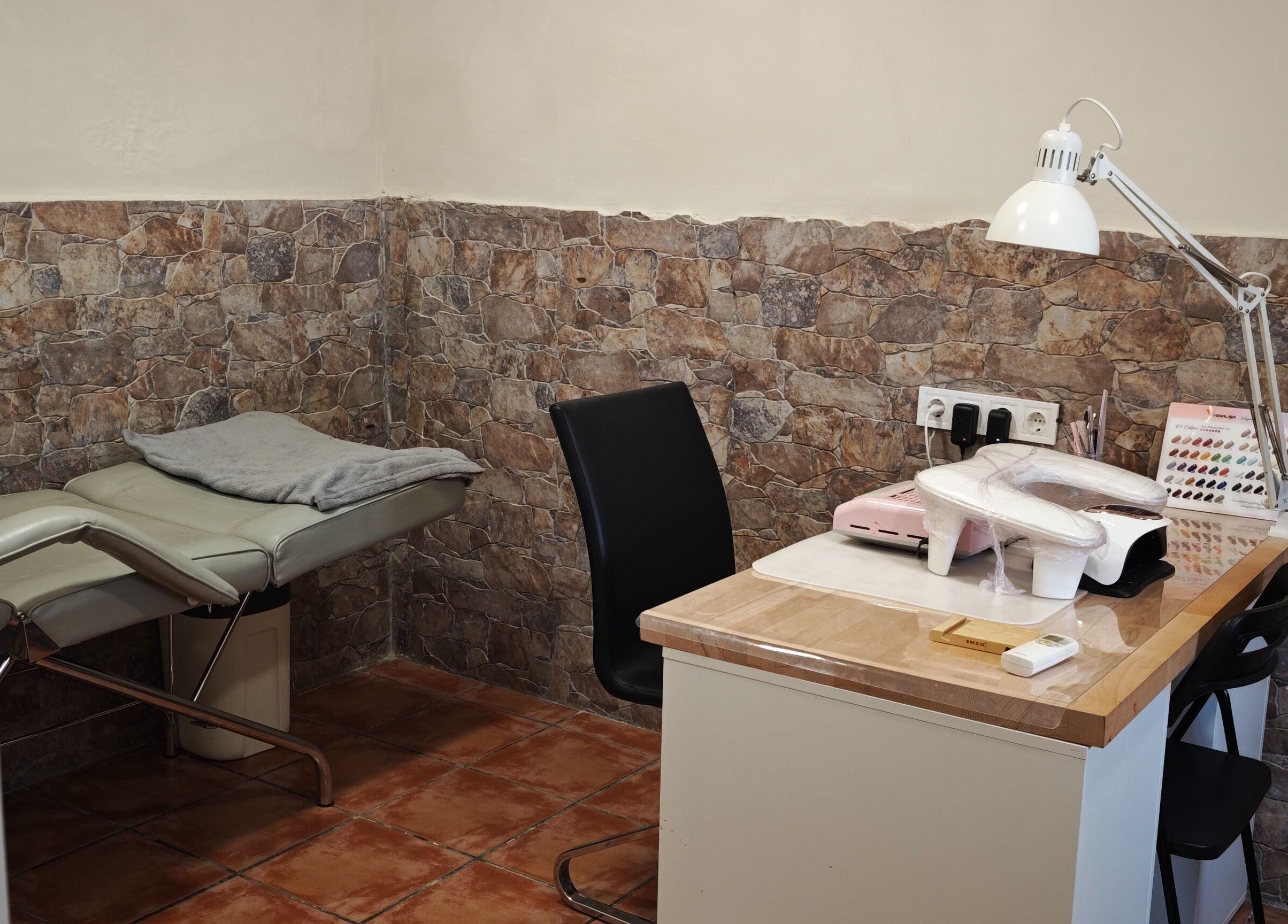 Área de tratamiento en Milans Beauty, La Línea De La Concepción, Andalucía, ES con cabina y mesa de manicura.