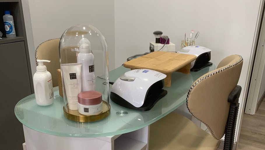 Mesa sofisticada em Epil&Bela, Lourosa, Aveiro, PT, com poltronas luxuosas e produtos de beleza selecionados.