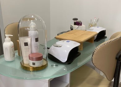 Mesa sofisticada em Epil&Bela, Lourosa, Aveiro, PT, com poltronas luxuosas e produtos de beleza selecionados.