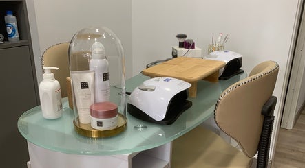 Mesa sofisticada em Epil&Bela, Lourosa, Aveiro, PT, com poltronas luxuosas e produtos de beleza selecionados.