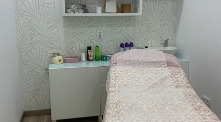 Sala de tratamento relaxante no Epil&Bela em Lourosa, Aveiro, PT, com maca e produtos de beleza.