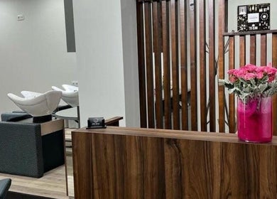 Recepção moderna com flores na Epil&Bela, Lourosa, Aveiro, PT, destacando elegância e conforto.
