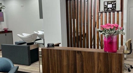 Recepção moderna com flores na Epil&Bela, Lourosa, Aveiro, PT, destacando elegância e conforto.