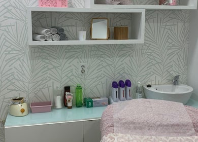 Estúdio de beleza com toalhas brancas e amenities no Epil&Bela, Lourosa, Aveiro, PT.