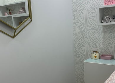 Sala acolhedora na Epil&Bela com decoração elegante em Lourosa, Aveiro, PT, ideal para tratamentos de beleza.