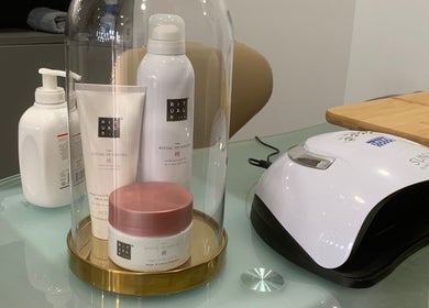 Produtos de beleza na mesa de vidro no Epil&Bela, Lourosa, Aveiro, PT.