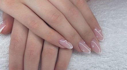Elegant nageldesign bij Hi Golden Beauty in Beveren, Vlaanderen, BE. Perfect voor een stijlvolle look.