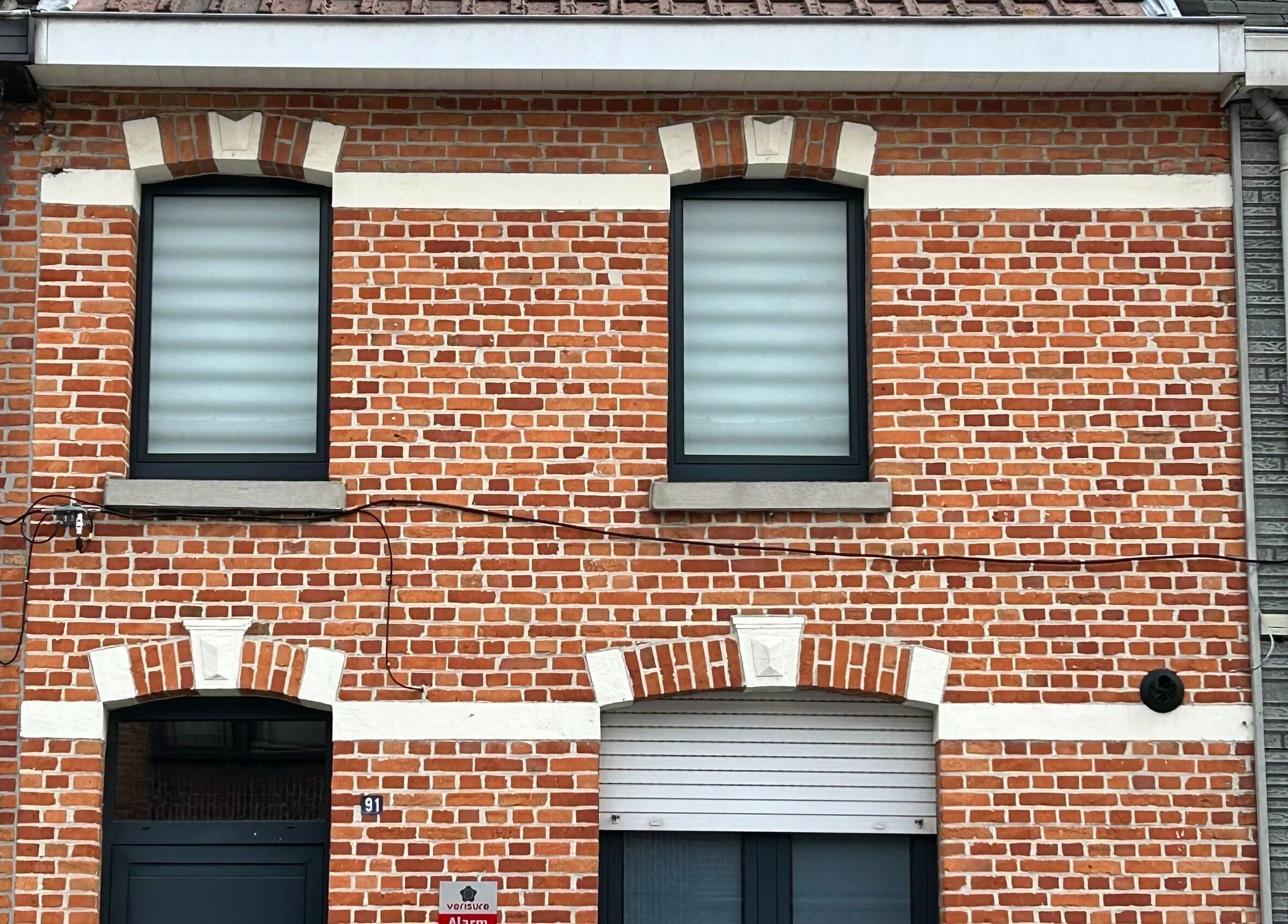 Voorkant van Hi Golden Beauty in Beveren, Vlaanderen, BE met rode bakstenen en moderne ramen.