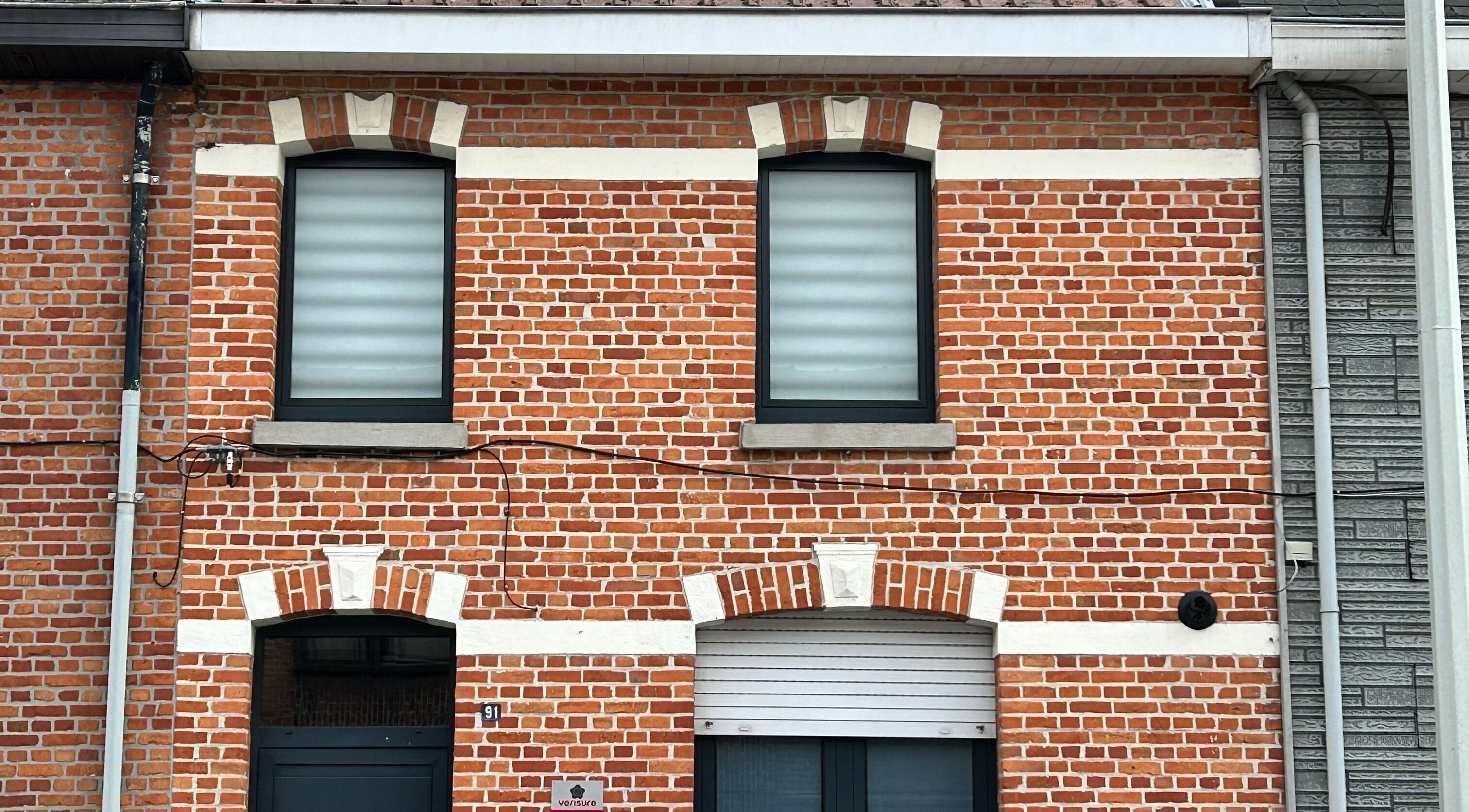 Voorkant van Hi Golden Beauty in Beveren, Vlaanderen, BE met rode bakstenen en moderne ramen.