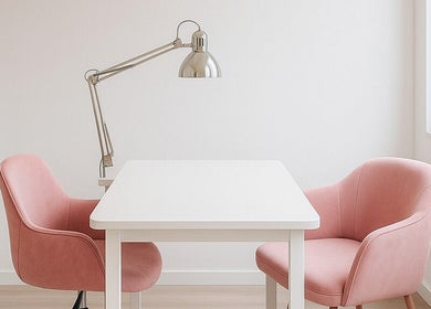 Moderne, roze stoelen in Hi Golden Beauty, Beveren, Vlaanderen, BE, met een strakke, minimalistische uitstraling.