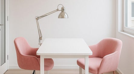 Moderne, roze stoelen in Hi Golden Beauty, Beveren, Vlaanderen, BE, met een strakke, minimalistische uitstraling.