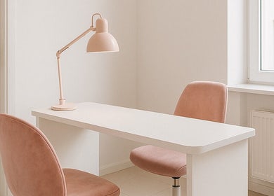 Stijlvolle werkplek bij Hi Golden Beauty in Beveren, Vlaanderen, BE met moderne inrichting in zachte tinten.
