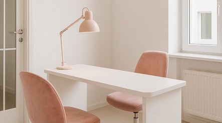 Stijlvolle werkplek bij Hi Golden Beauty in Beveren, Vlaanderen, BE met moderne inrichting in zachte tinten.
