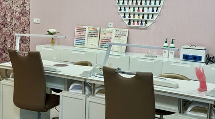 Không gian làm móng tại Beauty & More, Frankfurt Am Main, Hessen, DE, với ghế êm ái và sơn móng đang bày sẵn.