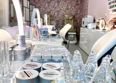 Khu vực làm móng tại Beauty & More, Frankfurt Am Main, Hessen, DE với trang trí tinh tế và thiết bị hiện đại.