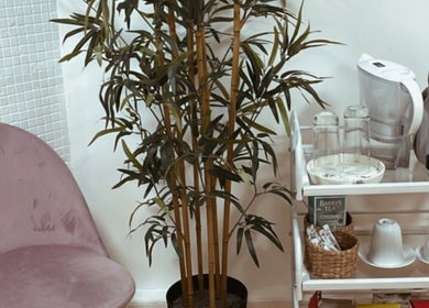 Espaço acolhedor com cadeira e mesa no Beauty Vanessa Tavares, Dublin, County Dublin, IE.