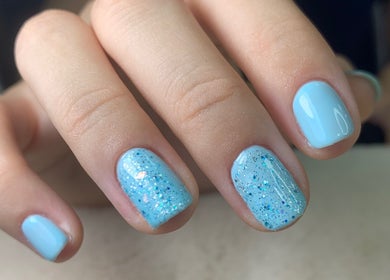 Unhas decoradas com esmalte azul e glitter no Beauty Vanessa Tavares, Dublin, County Dublin, IE.