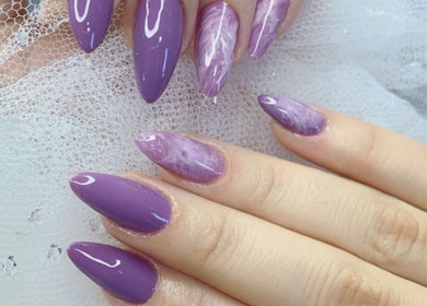 Unhas lilás com acabamento artístico no Beauty Vanessa Tavares, Dublin, County Dublin, IE.