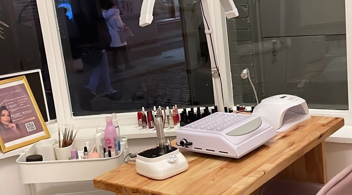 Mesa de manicure em Beauty Vanessa Tavares, Dublin, County Dublin, IE, com produtos e ferramentas modernas.