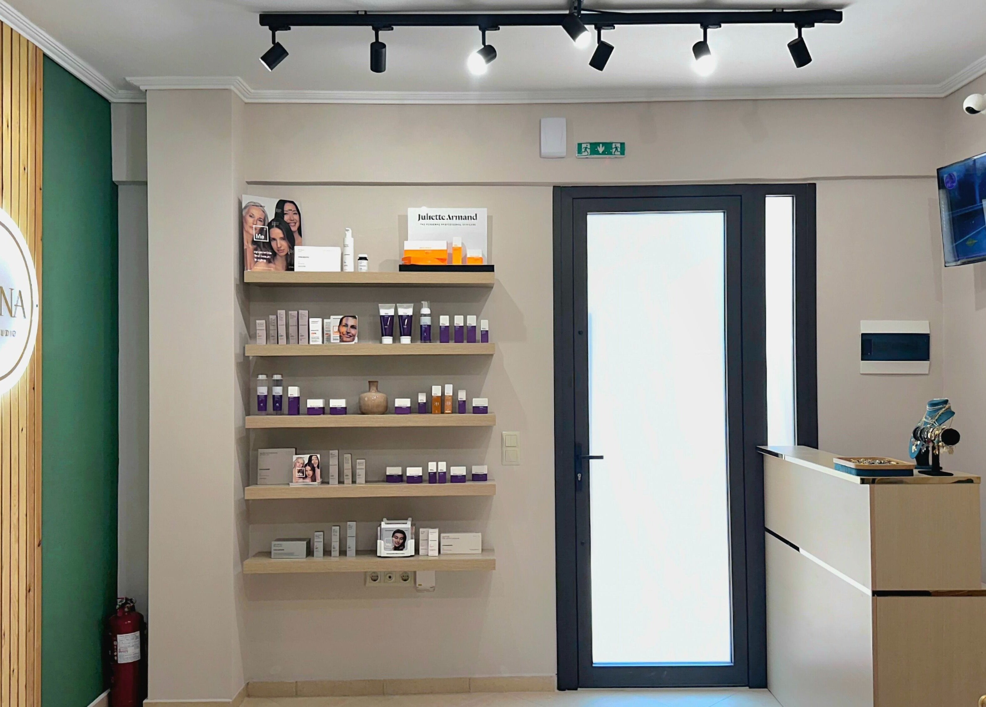 Υποδοχή Sarina Beauty Studio στην Ευκαρπία GR με προϊόντα ομορφιάς σε ξύλινα ράφια.