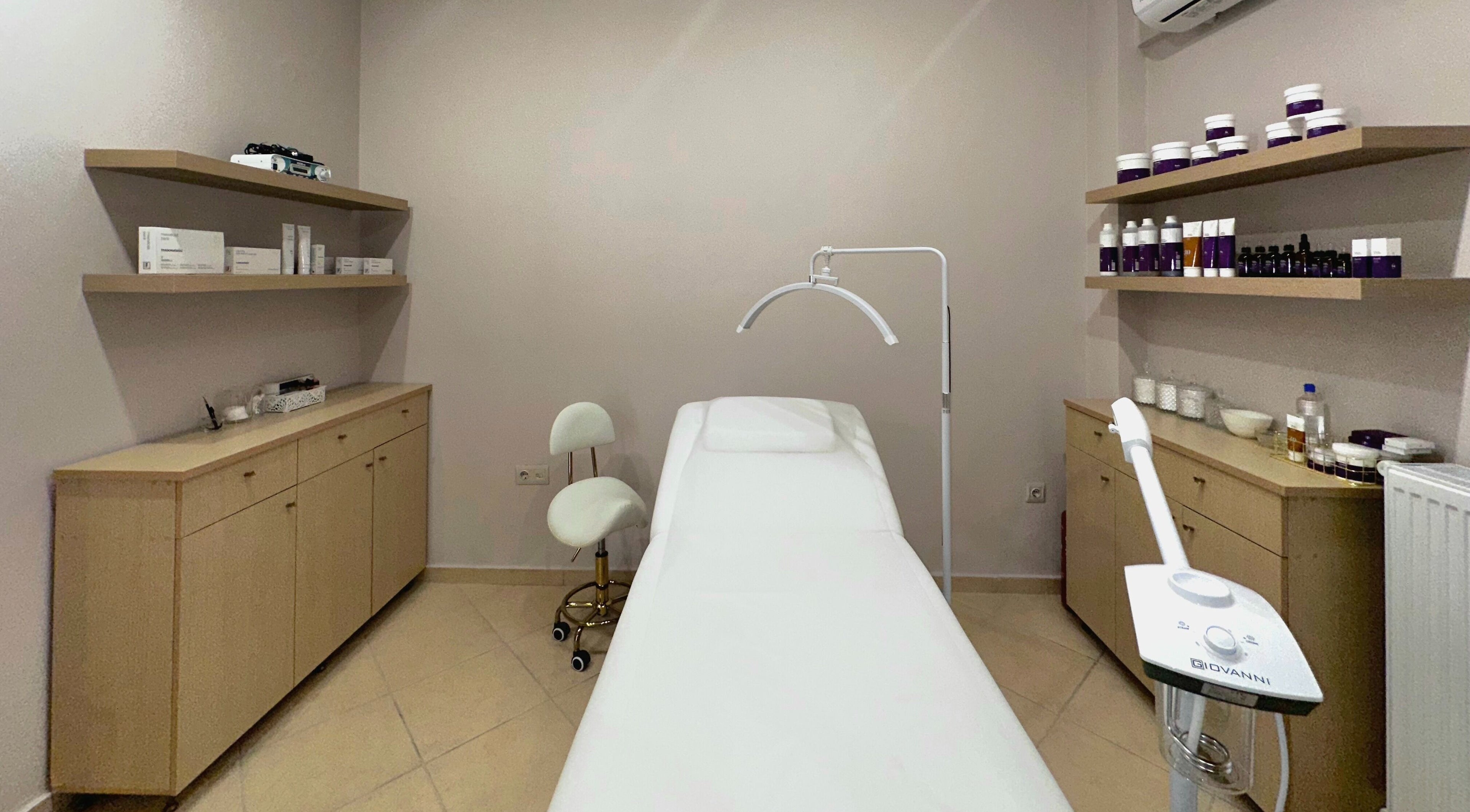 Χώρος θεραπείας στο Sarina Beauty Studio, Ευκαρπία GR με κρεβάτι και προϊόντα ομορφιάς.