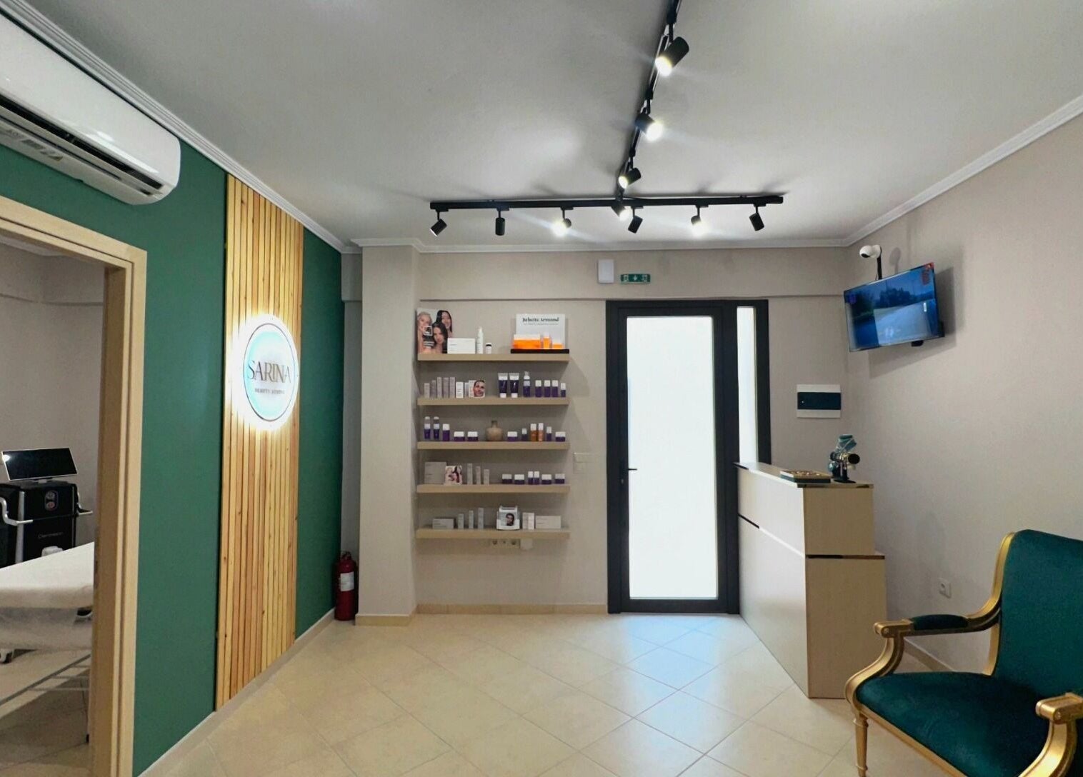 Σύγχρονη αίθουσα υποδοχής στο Sarina Beauty Studio, Ευκαρπία, GR με στυλάτη διακόσμηση και άνετη ατμόσφαιρα.