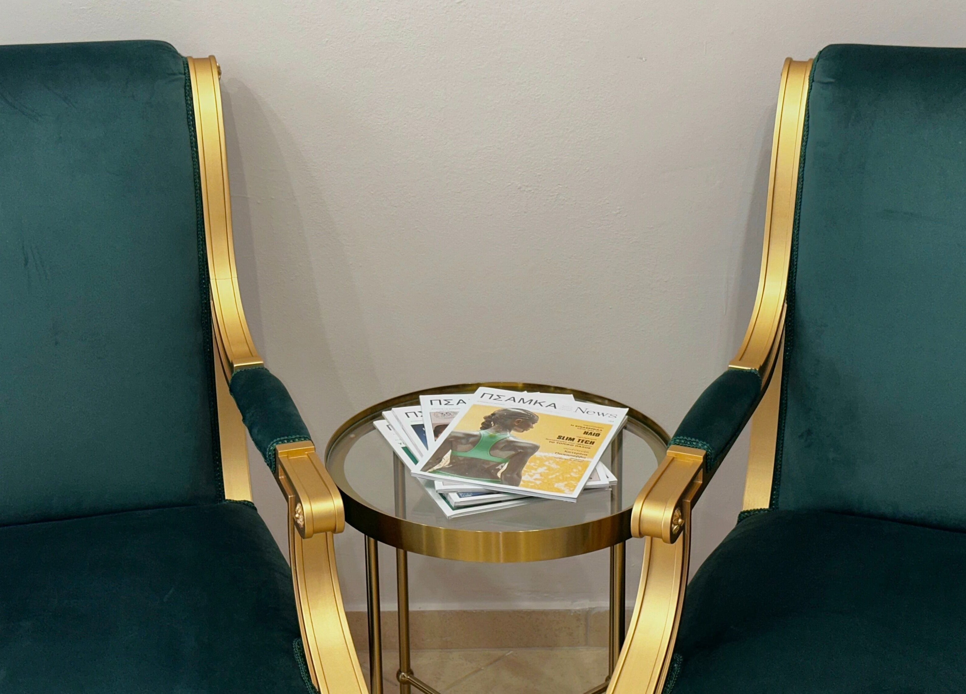 Κομψό σαλόνι στο Sarina Beauty Studio, Ευκαρπία, GR με πράσινες καρέκλες και περιοδικά.