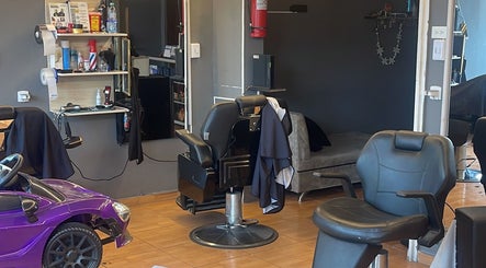 Interior moderno de Visionary Barber Shop en Santo Domingo, EC con sillas de peluquería elegantes.