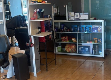 Interior de Visionary Barber Shop en Santo Domingo, mostrando su moderna recepción y productos de belleza.