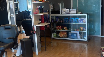 Interior de Visionary Barber Shop en Santo Domingo, mostrando su moderna recepción y productos de belleza.