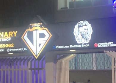 Letrero luminoso de Visionary Barber Shop en Santo Domingo, Santo Domingo De Los Tsáchilas, EC.