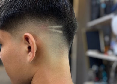 Elegante corte de cabello en Visionary Barber Shop, Santo Domingo, Santo Domingo De Los Tsáchilas, EC.