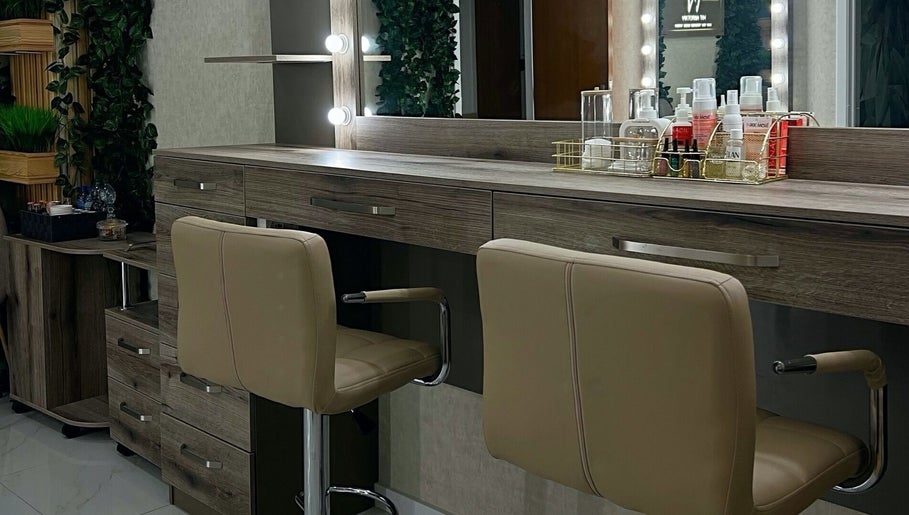 Элегантный интерьер Viktoriia Tim Beauty Studio в Oud-heverlee, Vlaanderen, BE.