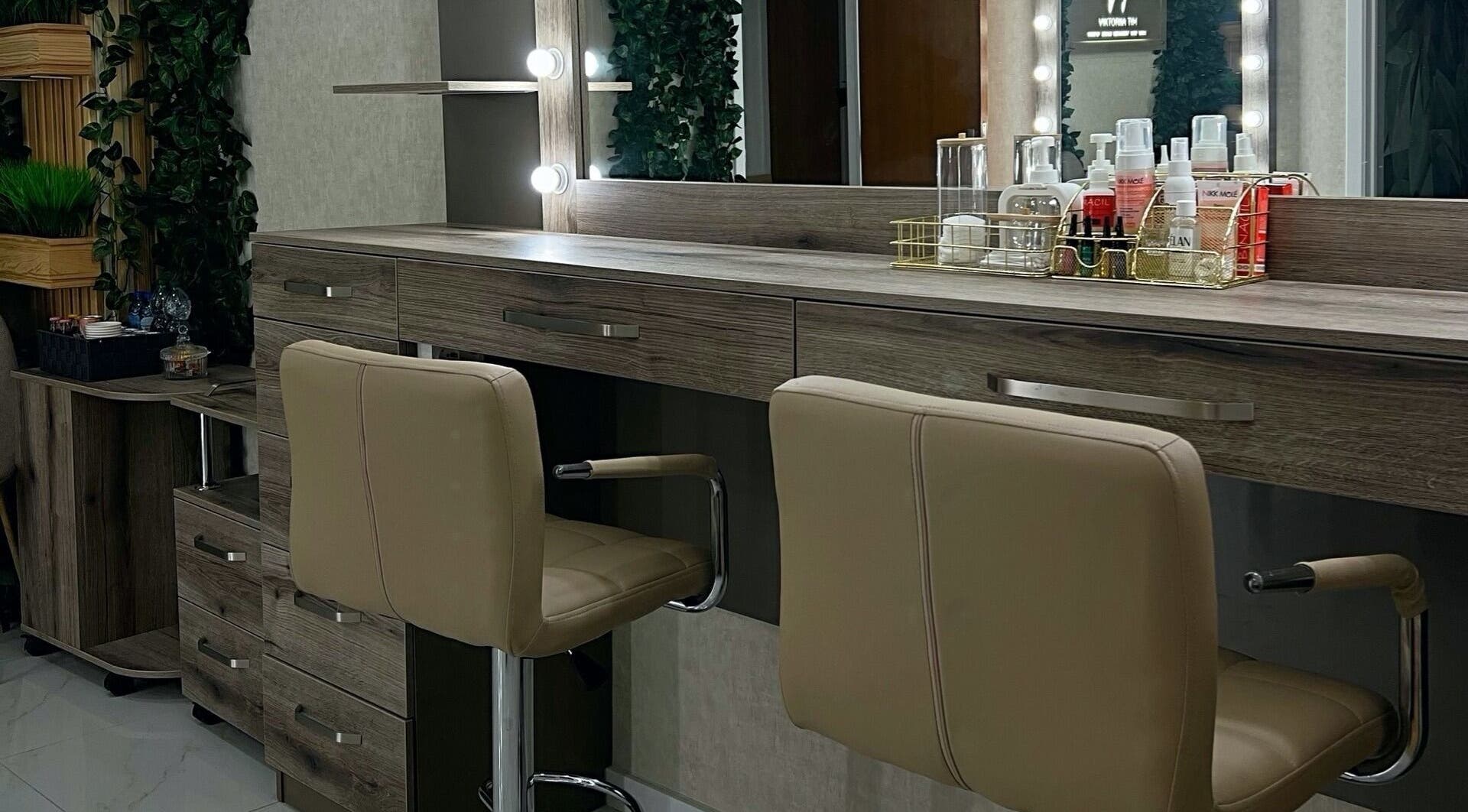 Элегантный интерьер Viktoriia Tim Beauty Studio в Oud-heverlee, Vlaanderen, BE.