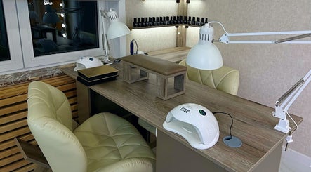 Уютный маникюрный столик в Viktoriia Tim Beauty Studio, Oud-heverlee, Vlaanderen, BE.