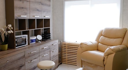 Стильный интерьер Viktoriia Tim Beauty Studio, комфортное кресло в Oud-heverlee, Vlaanderen, BE.