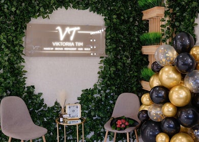 Интерьер Viktoriia Tim Beauty Studio с золотыми шарами в Oud-heverlee, Vlaanderen, BE.