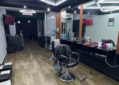 Interior de La Promesa en San Martín, Provincia De Buenos Aires, AR. Moderno salón de belleza con espejos iluminados.