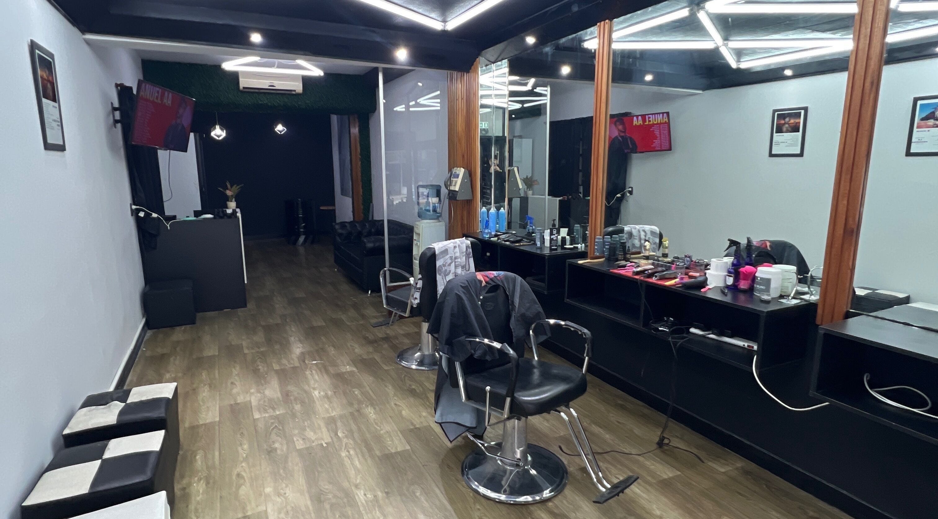 Interior de La Promesa en San Martín, Provincia De Buenos Aires, AR. Moderno salón de belleza con espejos iluminados.