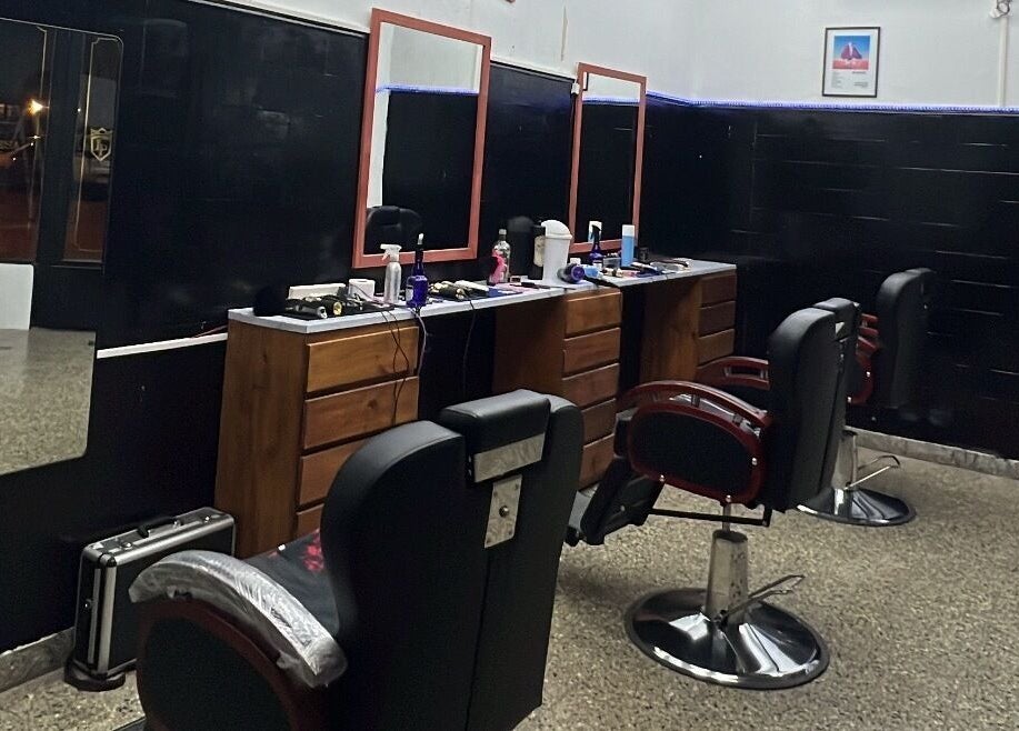 Interior moderno del salón La Promesa SA en Villa San Andrés, Provincia De Buenos Aires, AR.