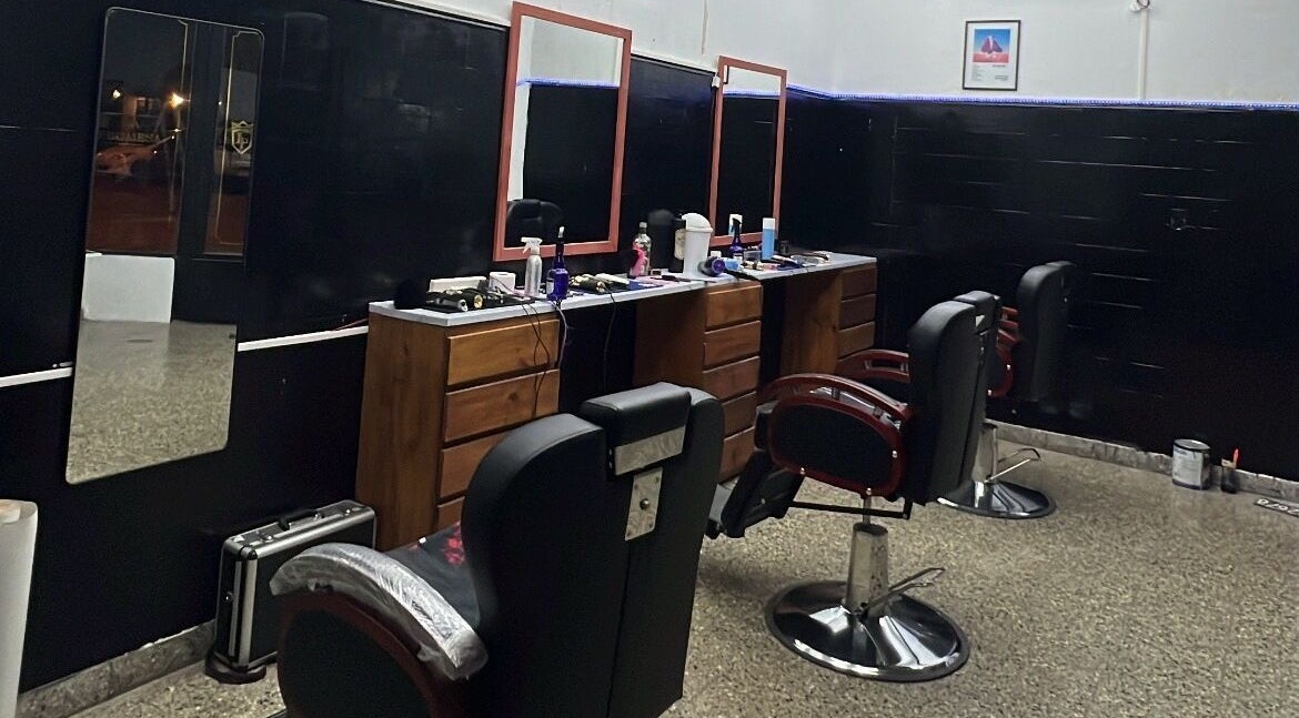 Interior moderno del salón La Promesa SA en Villa San Andrés, Provincia De Buenos Aires, AR.