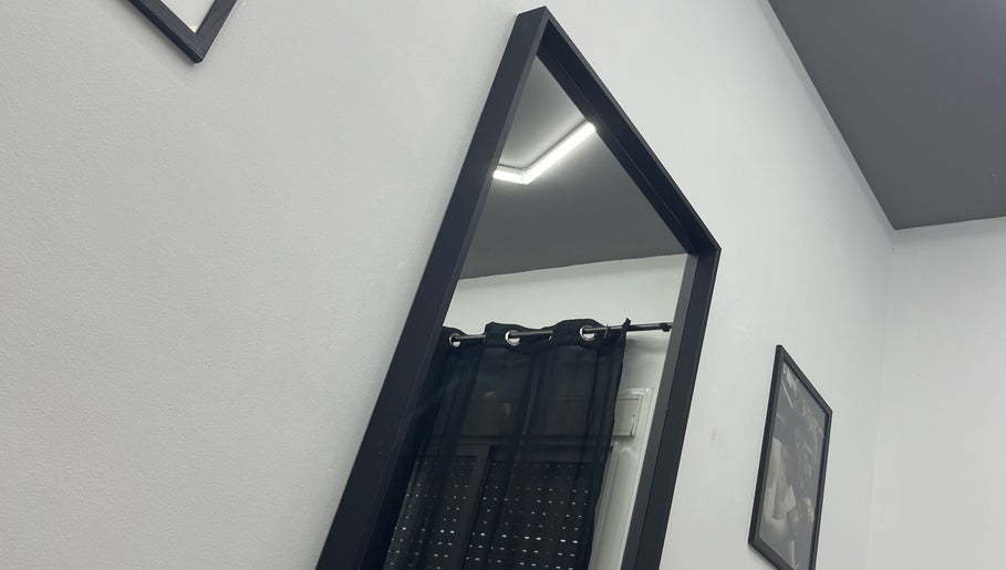 Moderno espejo en Pelibarber, Burguillos, Andalucía, ES, decorando un espacio minimalista.