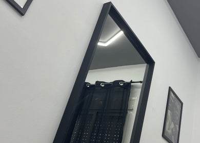 Moderno espejo en Pelibarber, Burguillos, Andalucía, ES, decorando un espacio minimalista.