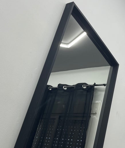 Moderno espejo en Pelibarber, Burguillos, Andalucía, ES, decorando un espacio minimalista.